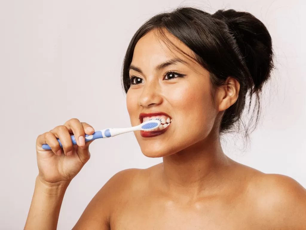 Ilustrasi wanita menyikat gigi (Freepik)