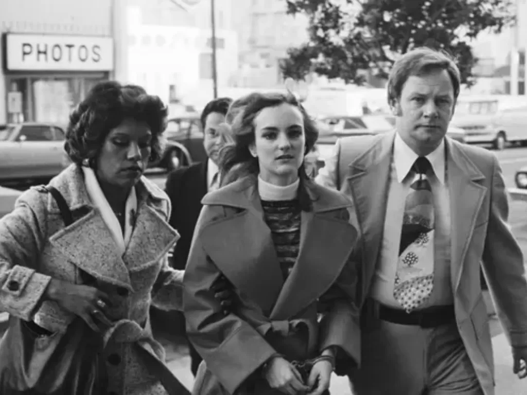 Patty Hearst dibawa ke pengadilan pada Februari 1976. Dia dinyatakan bersalah atas perampokan bersenjata (Arsip Bettmann)