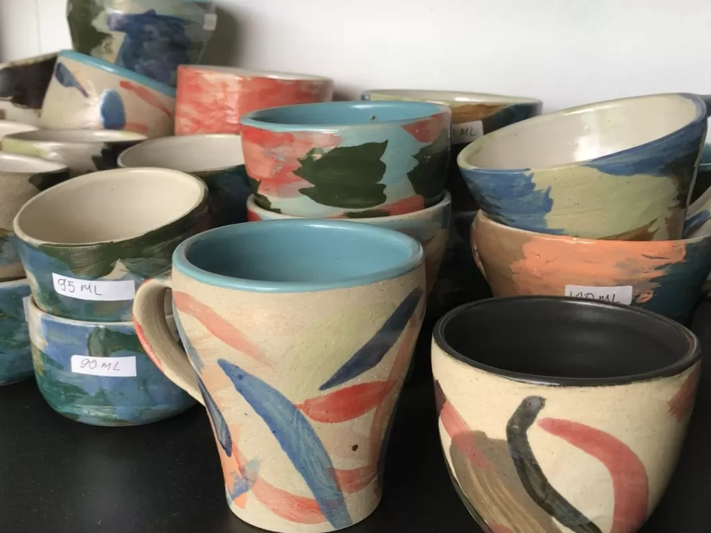 Kaloka, cangkir dan piring keramik buatan Yogya. (Z Creators/Fabiola Lawalata)