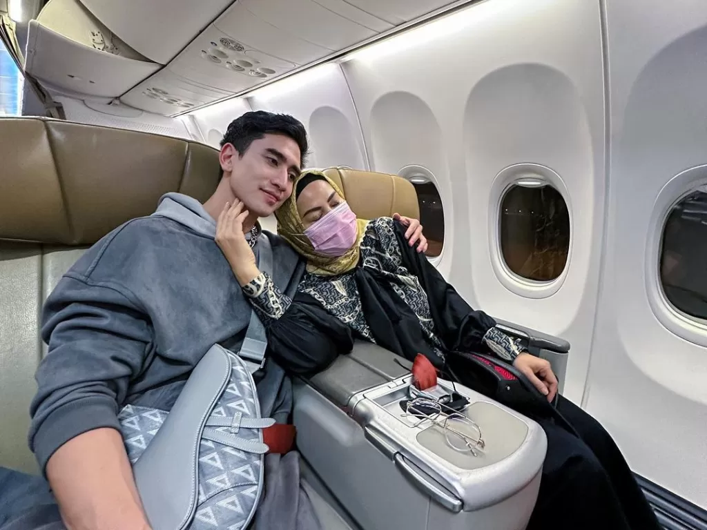 Verrell Bramasta dan ibunya Venna Melinda akan terbang ke Jakarta dari Surabaya. (Instagram/bramastavrl)