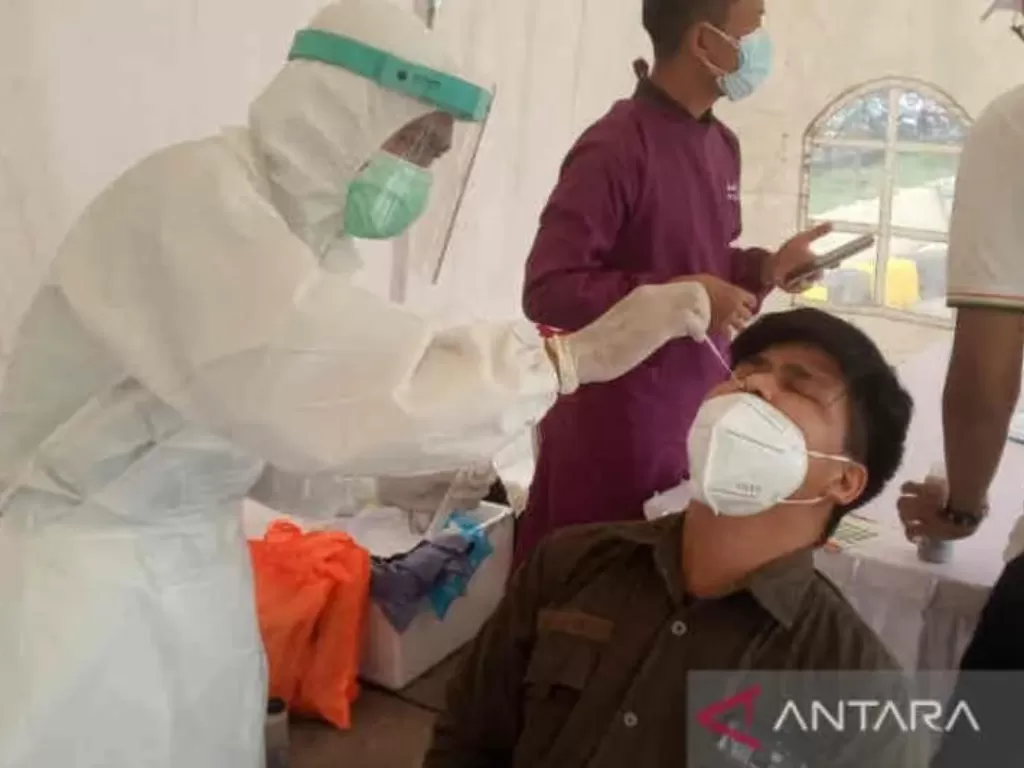   Petugas mengambil sampel usap warga pada tes antigen (ANTARA/Khaerul Izan).
