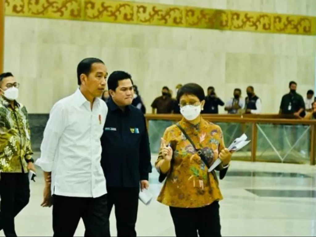 Presiden Jokowi ditemani Menteri BUMN Erick Thohir melakukan peninjauan ke JCC jelang KTT ASEAN 2023. (ANTARA/HO-Biro Pers Sekretariat Presiden RI)