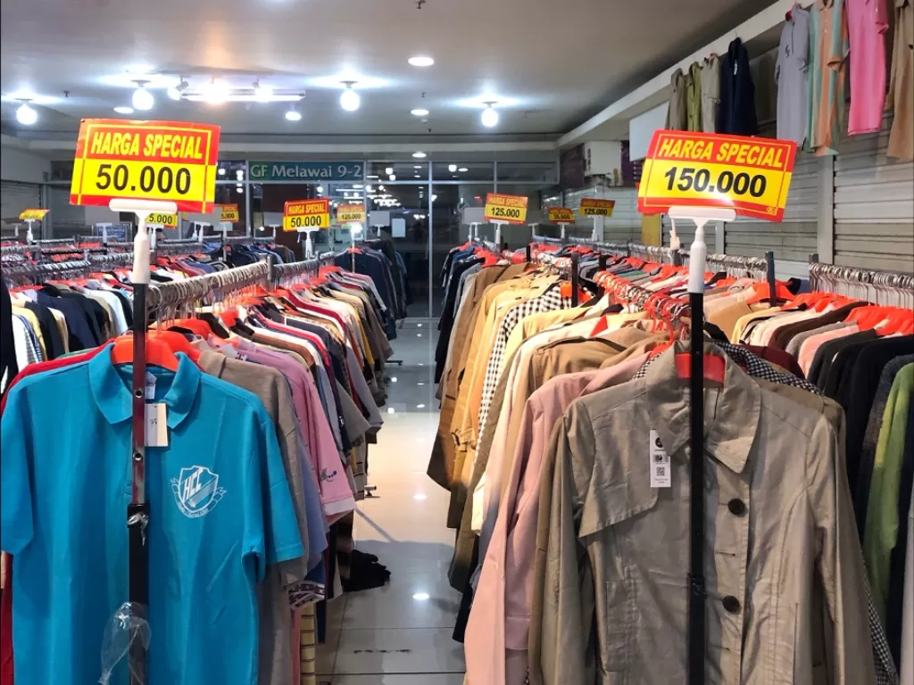 Aneka pakaian dijual murah (Z Creators/Robi Juniarta)