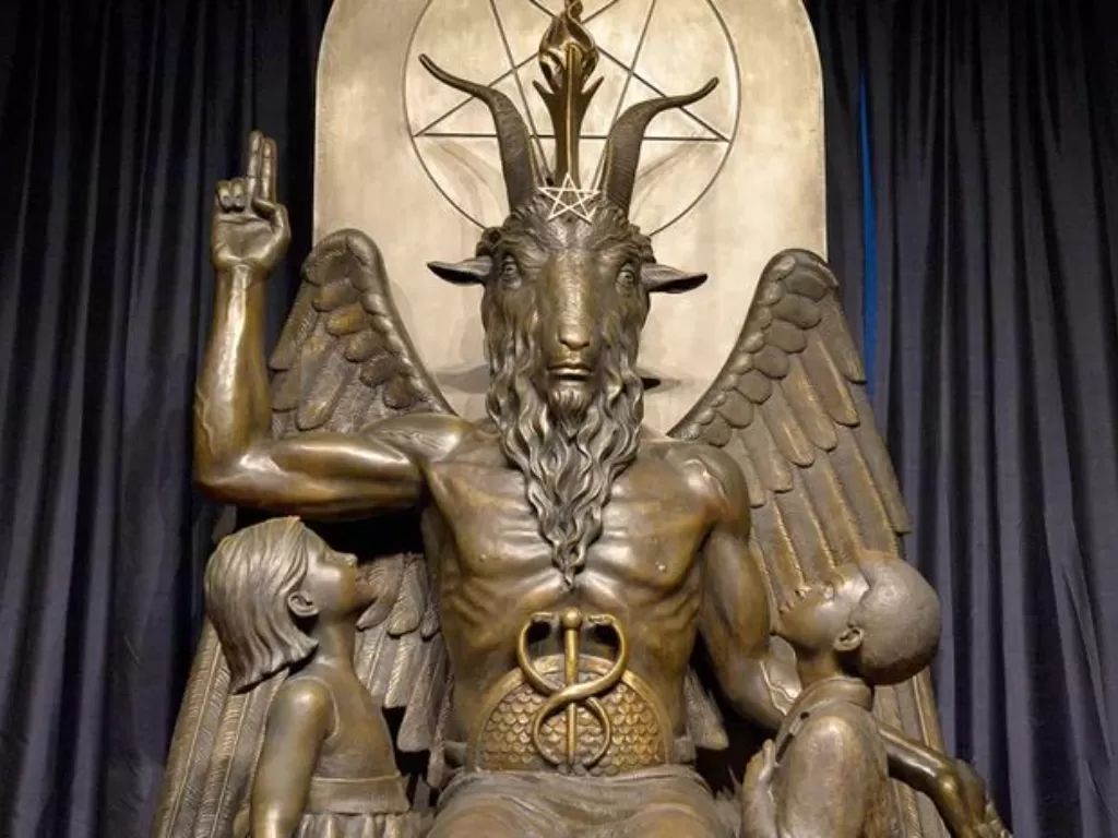 Patung Baphomet terlihat di ruang konversi di Kuil Setan di Salem, Massachusetts (Fox News)