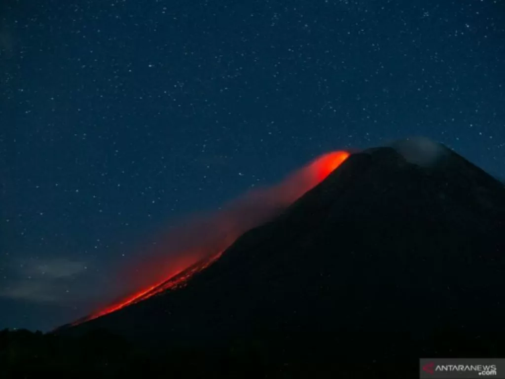 Gunung Merapi muntahkan lava pijar. (ANTARA FOTO/Hendra Nurdiyansyah/foc)