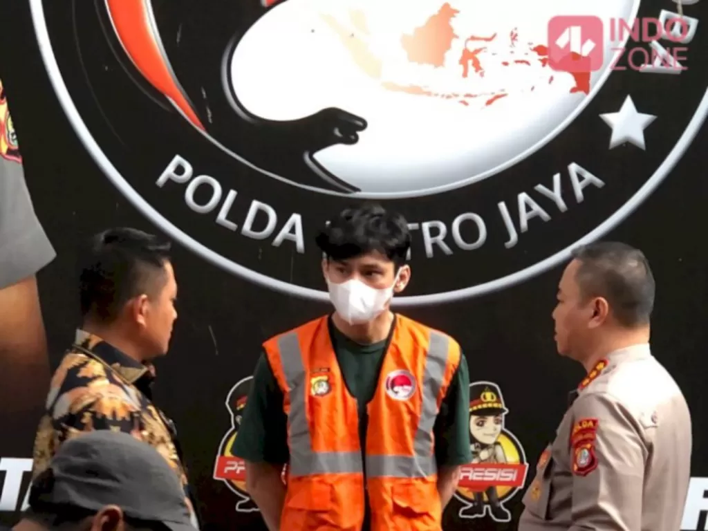 Aktor Revaldo saat berada di Polda Metro Jaya dalam kasus narkoba untuk ketiga kalinya. (INDOZONE/Samsudhuha Wildansyah)
