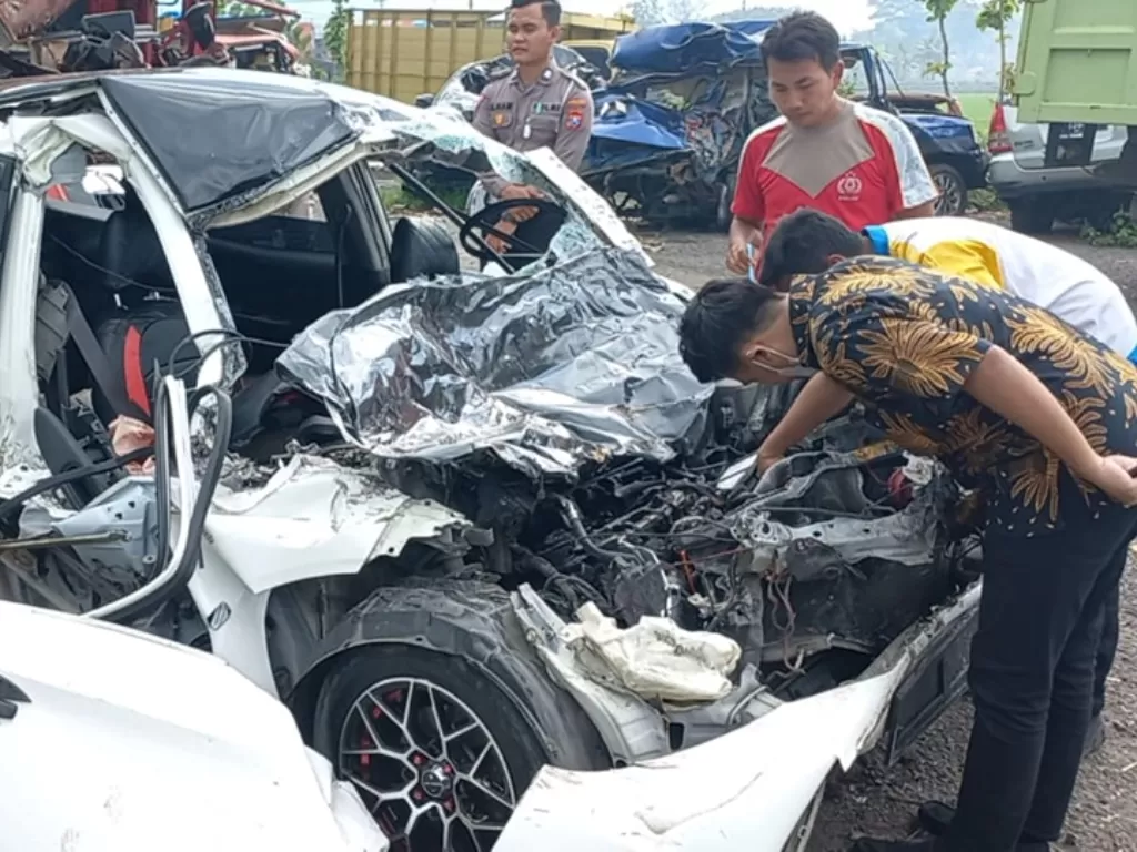 Mobil Mobilio ringsek terlibat kecelakaan maut di ring road, Kabupaten Ngawi, Jawa Timur. (Facebook)