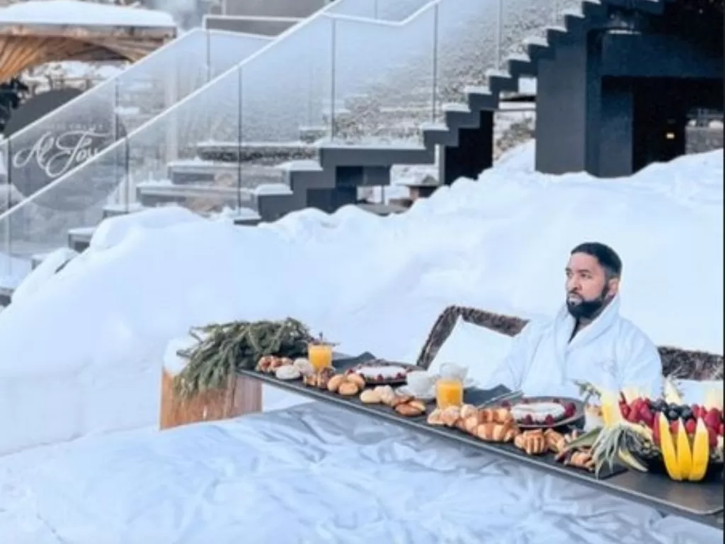 Turis nikmati sarapan di tengah-tengah salju (Instagram/luxurytax)
