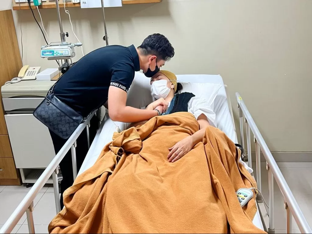 Venna Melinda saat dijenguk anak keduanya, Athalla Naufal di rumah sakit, beberapa waktu lalu. (Instagram/athallanaufal7)