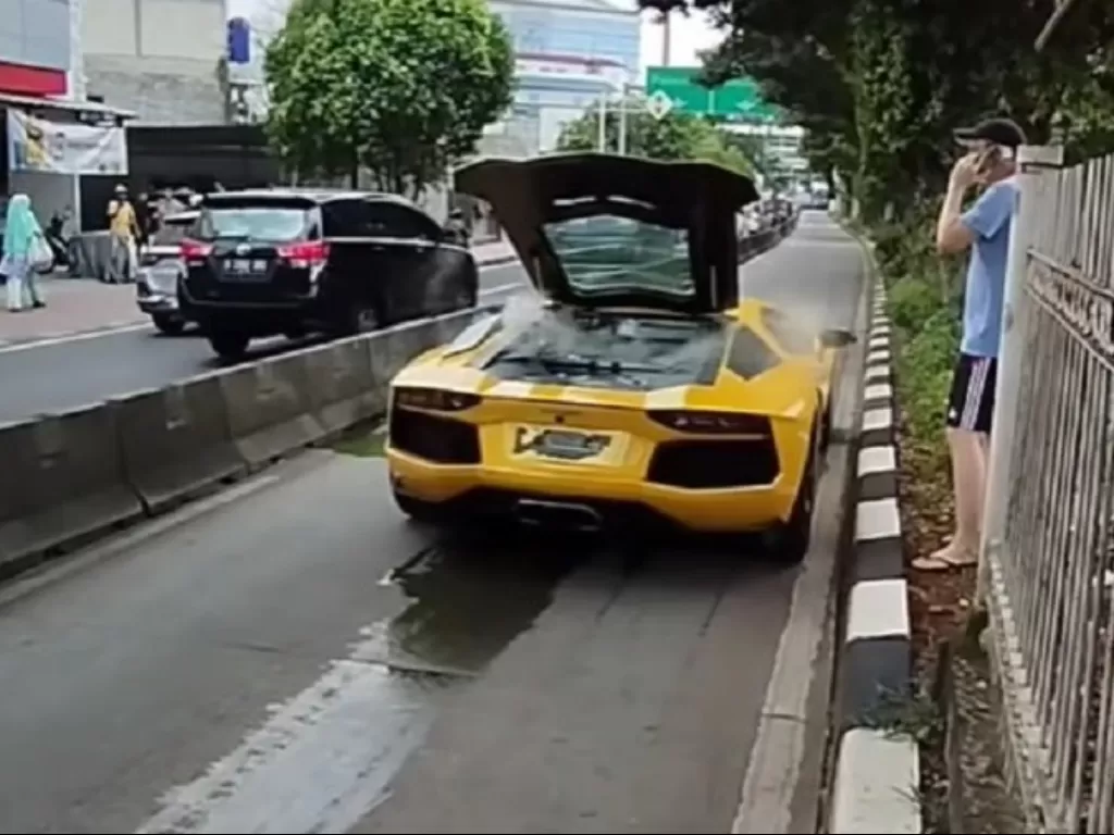 Mobil sport Lamborghini mengalami kendala saat melintas jalur TransJakarta. (Instagram/@infojkt24)