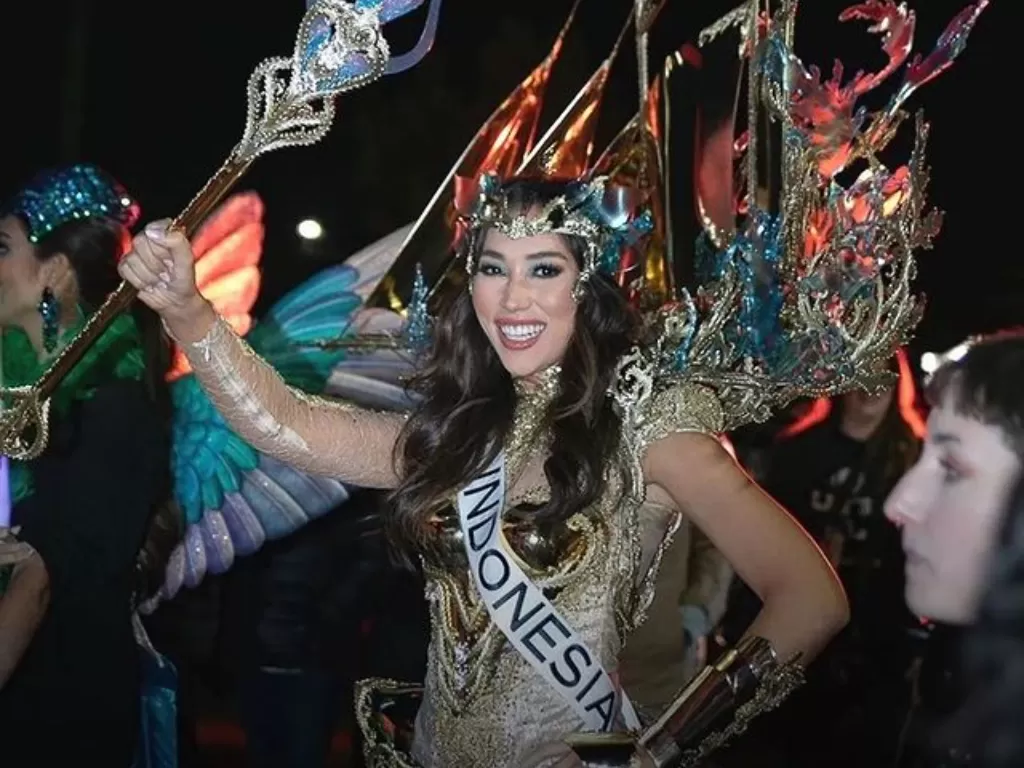 Puteri Indonesia 2022 Laksmi Shari De Neefe Suardana mengenakan busana bertema Kapal Phinisi untuk Miss Universe 2022. (Instagram/@officialputeriindonesia)
