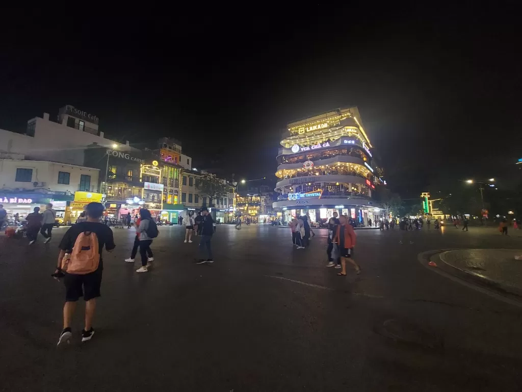 Old Quarter di Hanoi pada malam hari. (INDOZONE/Razdkanya Ramadhanty)