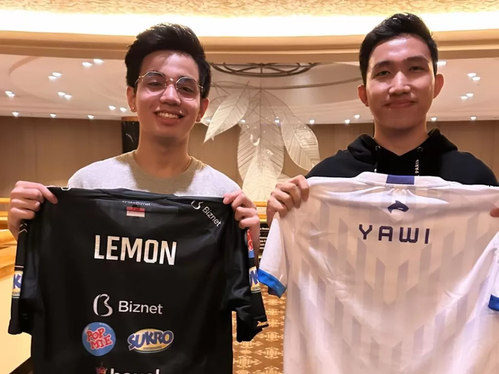 ECHO Yawi dan RRQ Lemon bertukar jersey. (Instagram/yawiesports)