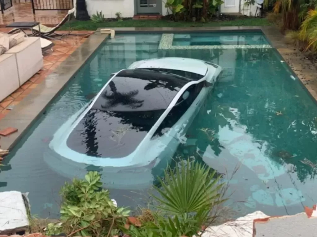 Tesla di California tercebur ke kolam renang. (carscoops).