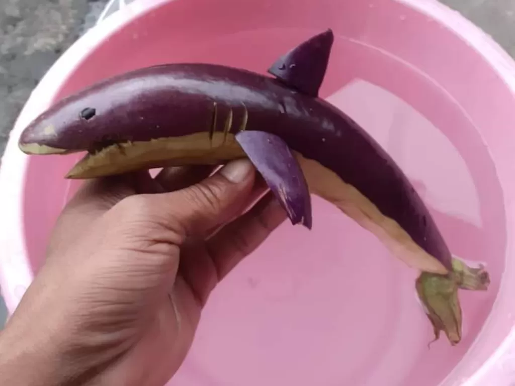 Terong ungu jadi ikan hiu. (Twitter/@HoldenKlasik)