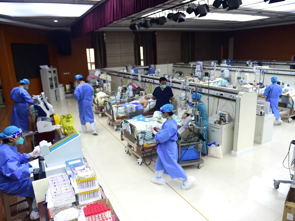 Rumah sakit di China penuh dengan pasien COVID-19. (REUTERS)