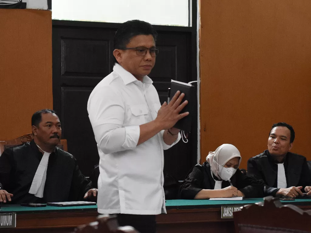 Terdakwa Ferdy Sambo (kedua kiri) memberi salam sebelum dimulainya sidang lanjutan kasus pembunuhan berencana terhadap Brigadir Nopriansyah Yosua Hutabarat di Pengadilan Negeri Jakarta Selatan, Jakarta, Selasa (10/1/2023). (ANTARA FOTO/Indrianto Eko Suwar