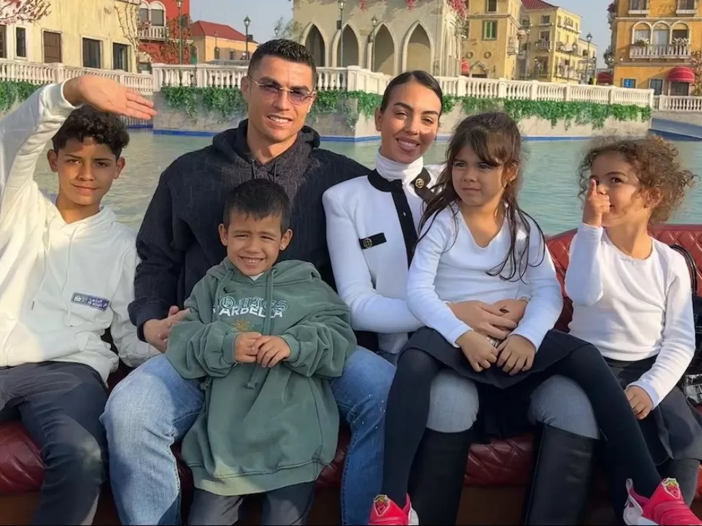 Cristiano Ronaldo bersama dengan keluarganya menikmati tempat wisata di Riyadh, Arab Saudi (Instagram/@georginagio)