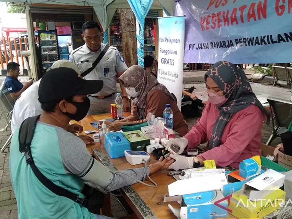   Pengemudi bus memeriksakan kesehatan di posko pengobatan gratis di Terminal Kalideres, Jakarta Barat (ANTARA/Dewa Ketut Sudiarta Wiguna)
