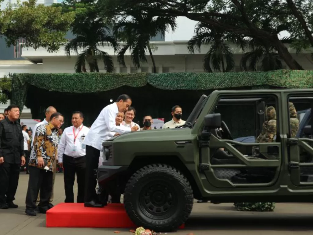 Presiden Joko Widodo membubuhkan tanda tangan di kap kendaraan taktis Maung di Kemhan, Jakarta. (ANTARA/Desca Lidya Natalia)