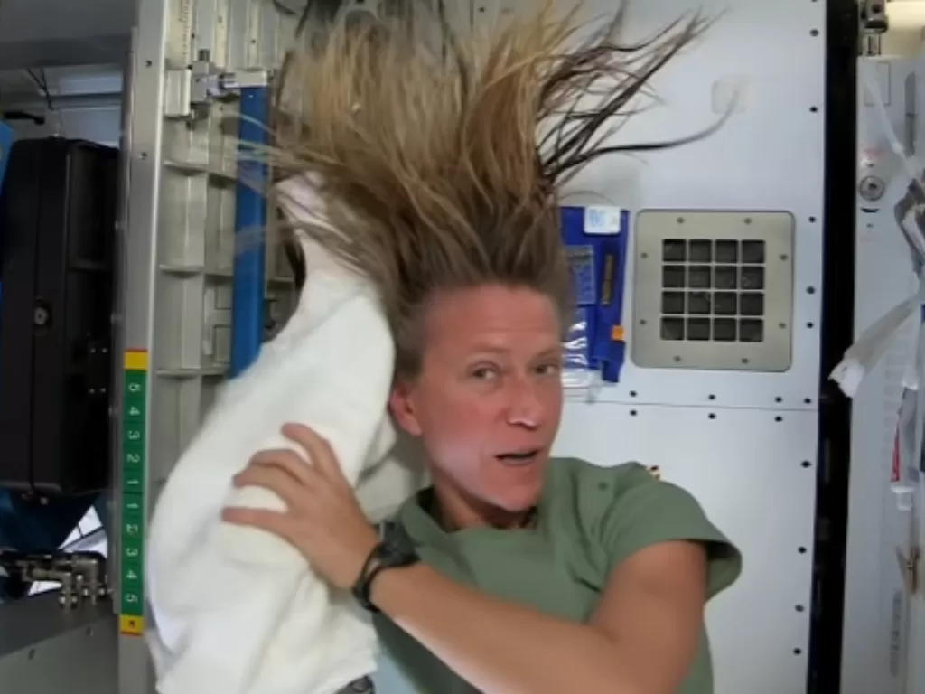 Ketika Astronot keramas di luar angkasa. (YouTube/NASA Johnson)