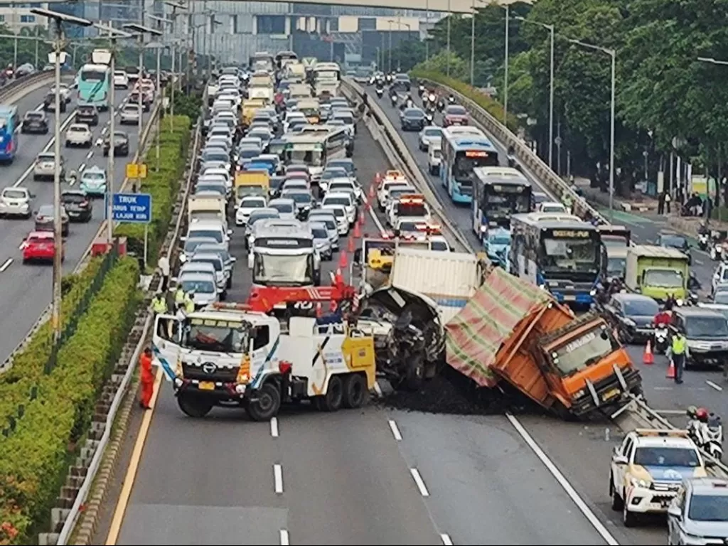 Kecelakaan truk di Tol Dalam Kota. (instagram/@jktinfo).
