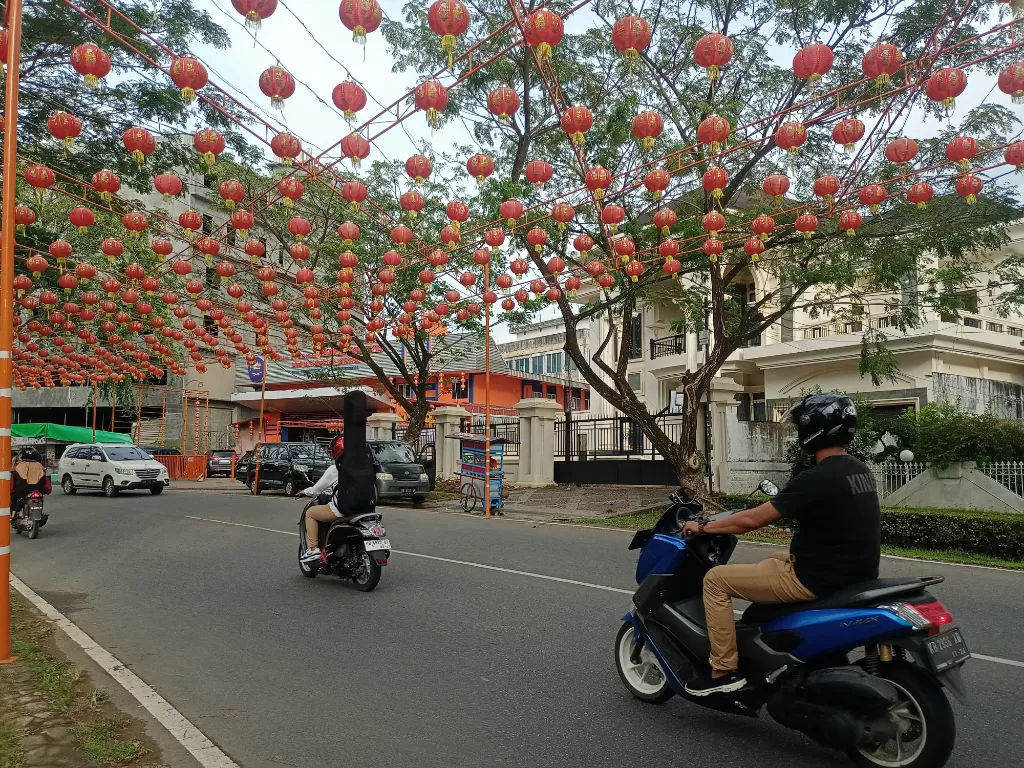 Ribuan lampion dipasang di sepanjang jalan Kota Pontianak. (Z Creators/Meiti Sudaina)