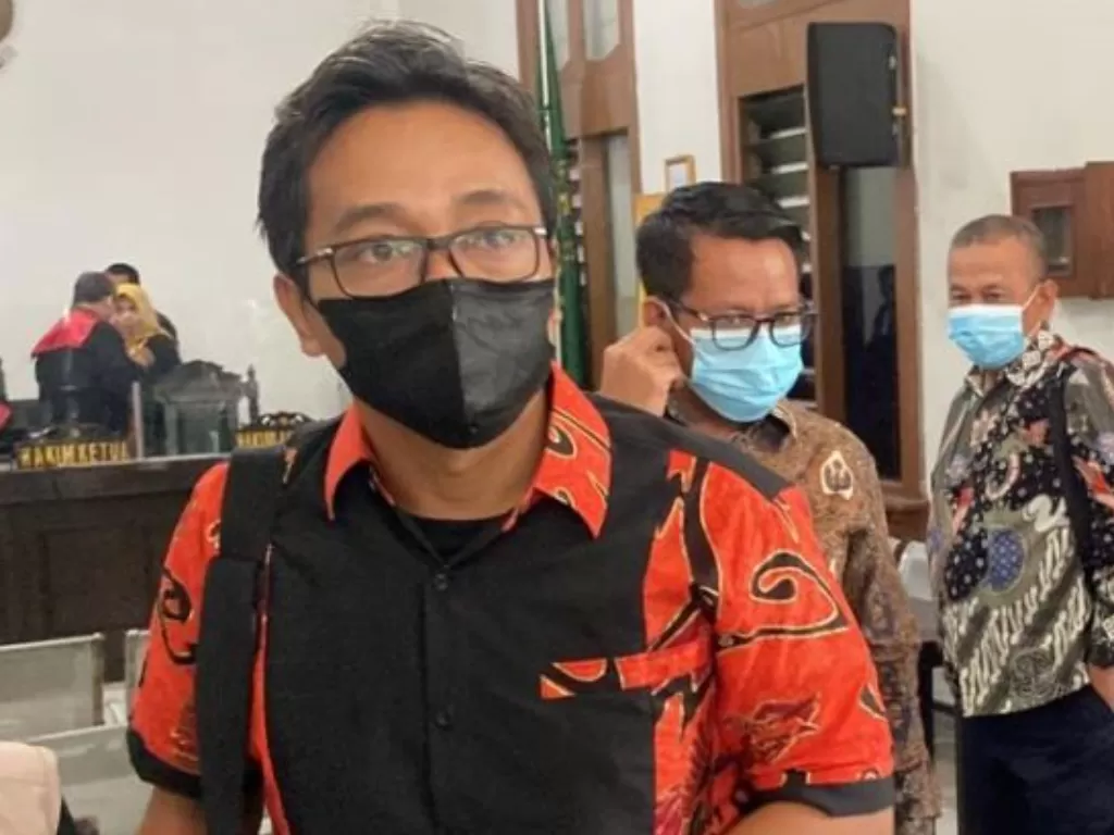 Teddy Pardiyana usai menjalani sidang putusan kasus penggelapan mobil Rizky Febian di PN Bandung, Kota Bandung, Jawa Barat, Kamis (19/1/2023). (Antara/Bagus Ahmad Rizaldi)