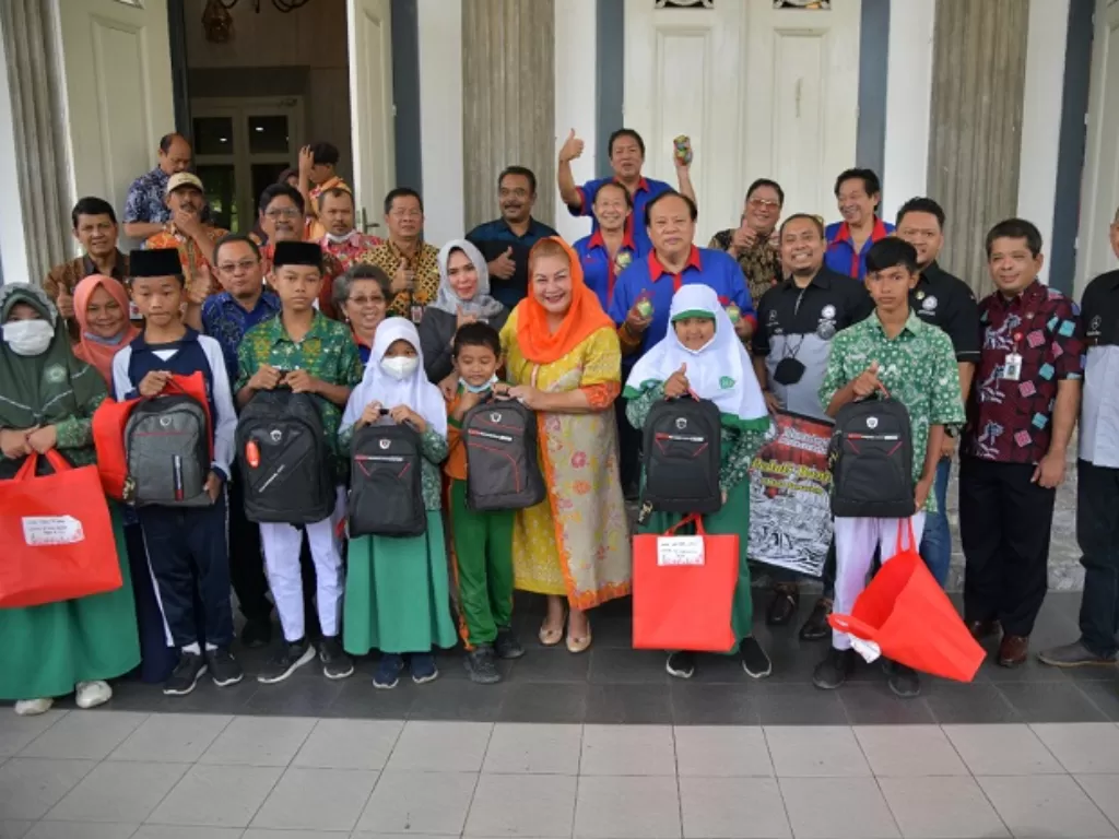 Plt Wali Kota Semarang Hevearita Gunaryanti berfoto bersama anak-anak korban banjir Semarang. (Dok. Pemkot Semarang)