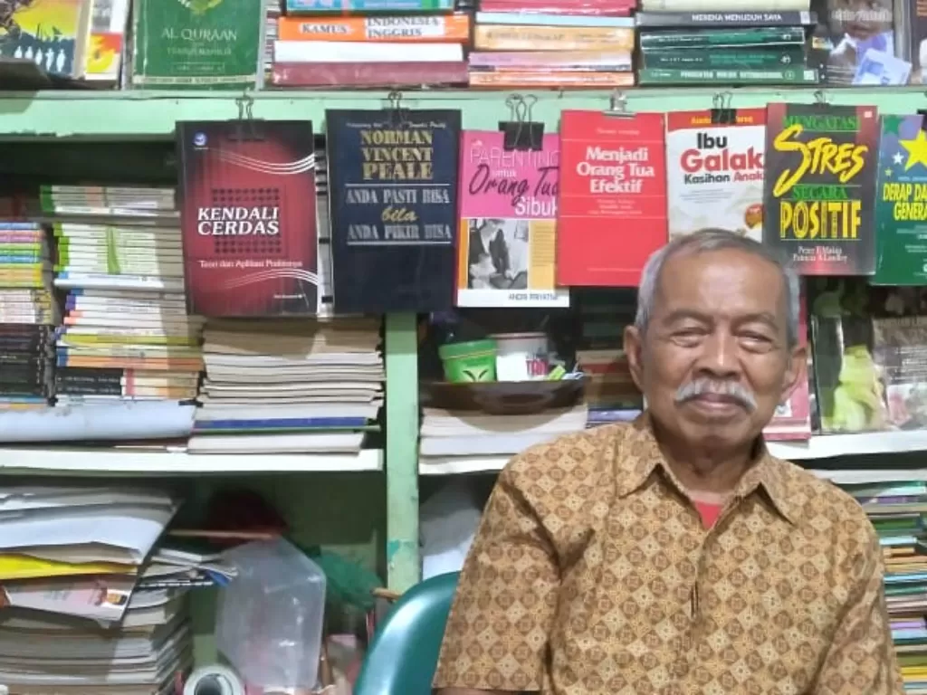 Kakek Mustakim setia berjualan buku (Z Creators/Haryo Pamungkas)