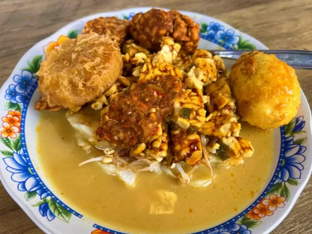 Orem-orem ketupat, kuliner khas Malang. (Z Creators/Natalia Widjaja)
