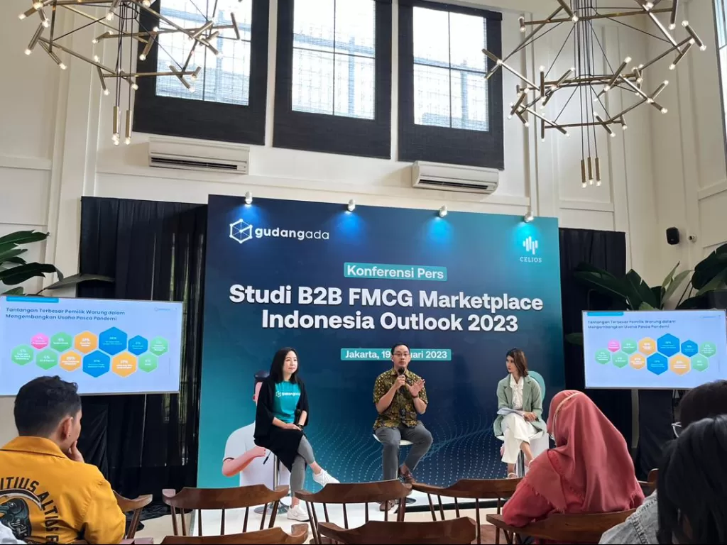 Press Conference Studi B2b FMCGG Marketplace Indonesia Outlook 2023 oleh GudangAda dan CELIOS di Jakarta Selatan, Kamis (19/1/2023) (INDOZONE/Marghareta Anandya)