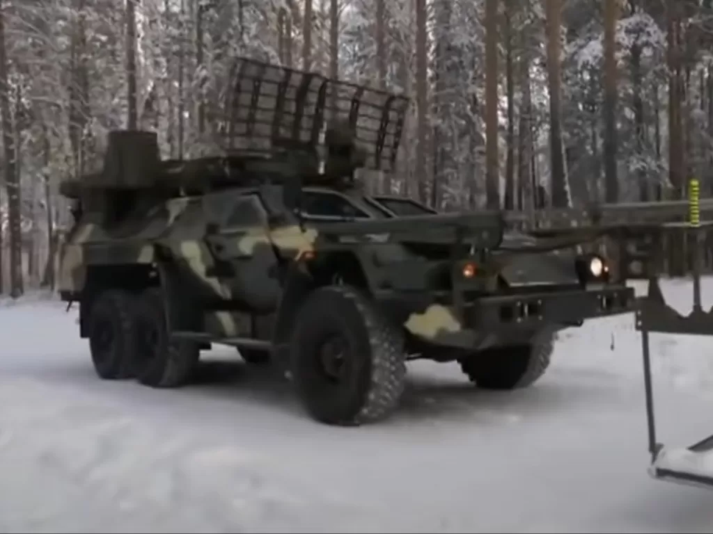 Rusia mengerahkan kendaraan pembersih ranjau 15M107 Listva untuk mengamankan jalur patroli rudal balistik antarbenua tipe mobile RS-24 Yars di dekat Ukraina. (YouTube/@LaMagra)