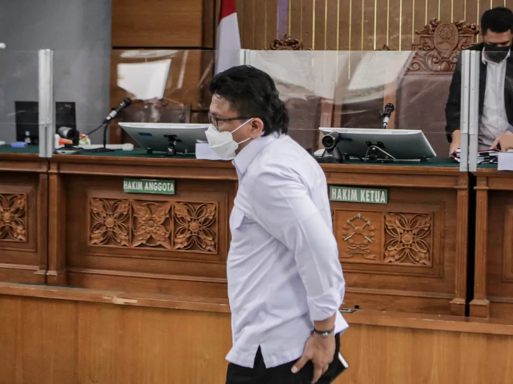 Ferdy Sambo berjalan keluar ruangan usai mendengarkan pembacaan tuntutan dari jaksa di PN Jakarta Selatan. (ANTARA FOTO/Fauzan)