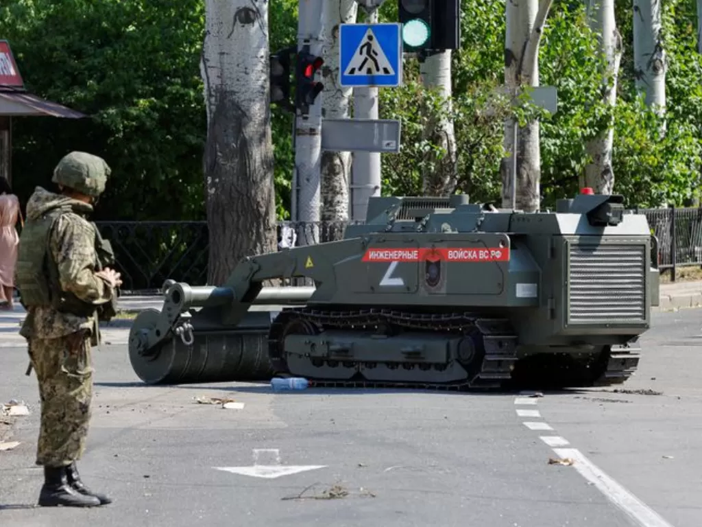 Rusia mengerahkan puluhan robot untuk menjalankan operasi militer khusus di perang Ukraina. (REUTERS/Alexander Ermochenko)