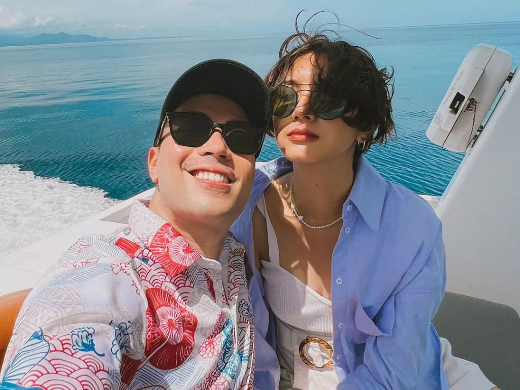 Vidi Aldiano dan istrinya Sheila Dara saat sedang liburan bareng. (Instagram/vidialdiano)