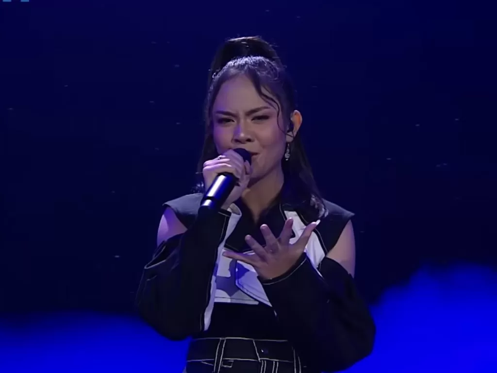 Kontestan Indonesian Idol Novia saat menyanyikan Flashlight milik Jessie J (YouTube/ Indonesian Idol 2023)