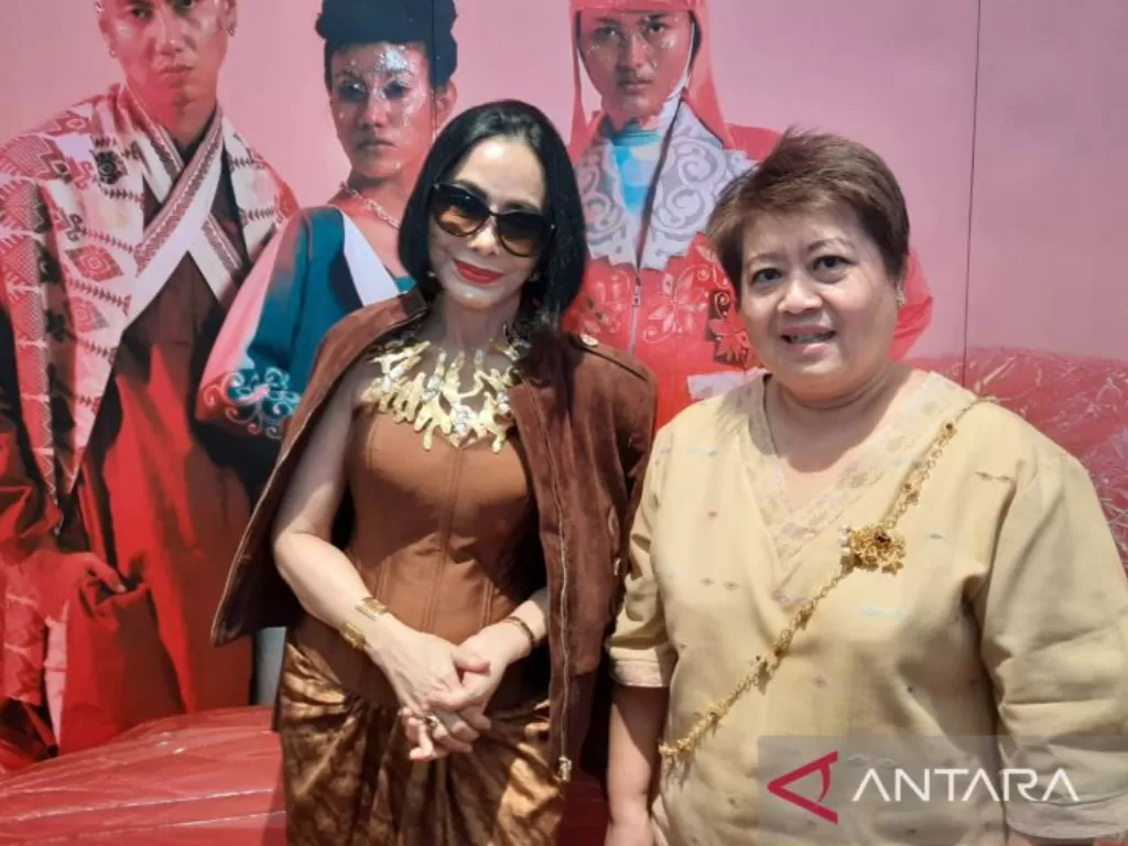 Ketua Umum Asosiasi Perancang dan Pengusaha Mode Indonesia (APPMI) Poppy Dharsono dalam pembukaan acara peluncuran kampanye Indonesia Fashion Week 2023 dengan tema 