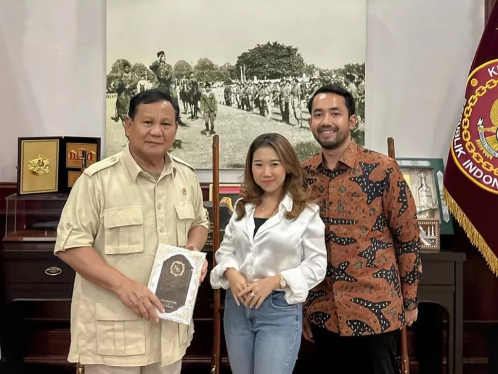 Kiky Saputri dan calon suaminya Khairi saat memberikan undangan pernikahan ke Menhan Prabowo. (Instagram/kikysaputrii)