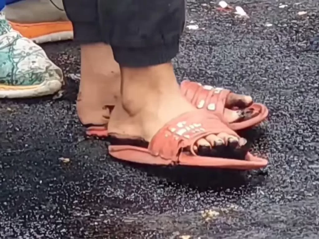 Momen kaki warga menghitam karena aspal basa dalam peresmian Underpass Dewi Sartika, Depok, Jawa Bara. (Instagram/agoez_bandz4)