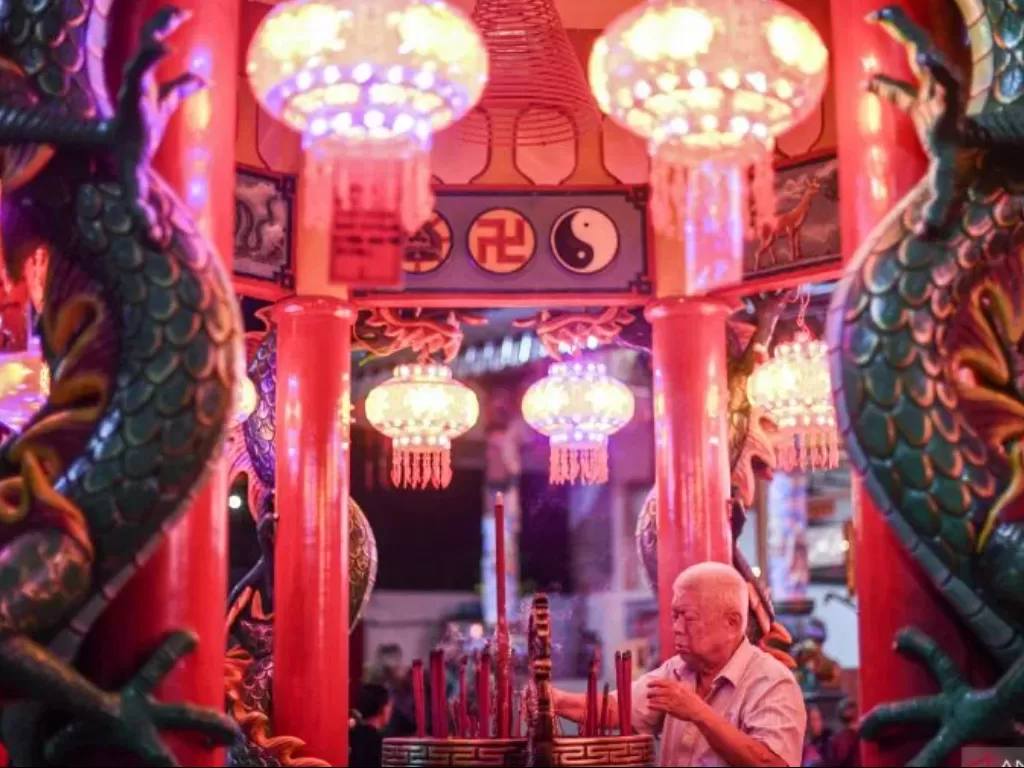 Warga keturunan Tionghoa bersembahyang di Wihara Amurva Bhumi (Hok Tek Tjeng Sin), Karet Semanggi, Jakarta, Sabtu (21/1/2023). Seluruh warga Tionghoa merayakan Tahun Baru Imlek 2574/2023 pada Minggu (22/1/2023). (ANTARA FOTO/M Risyal Hidayat)