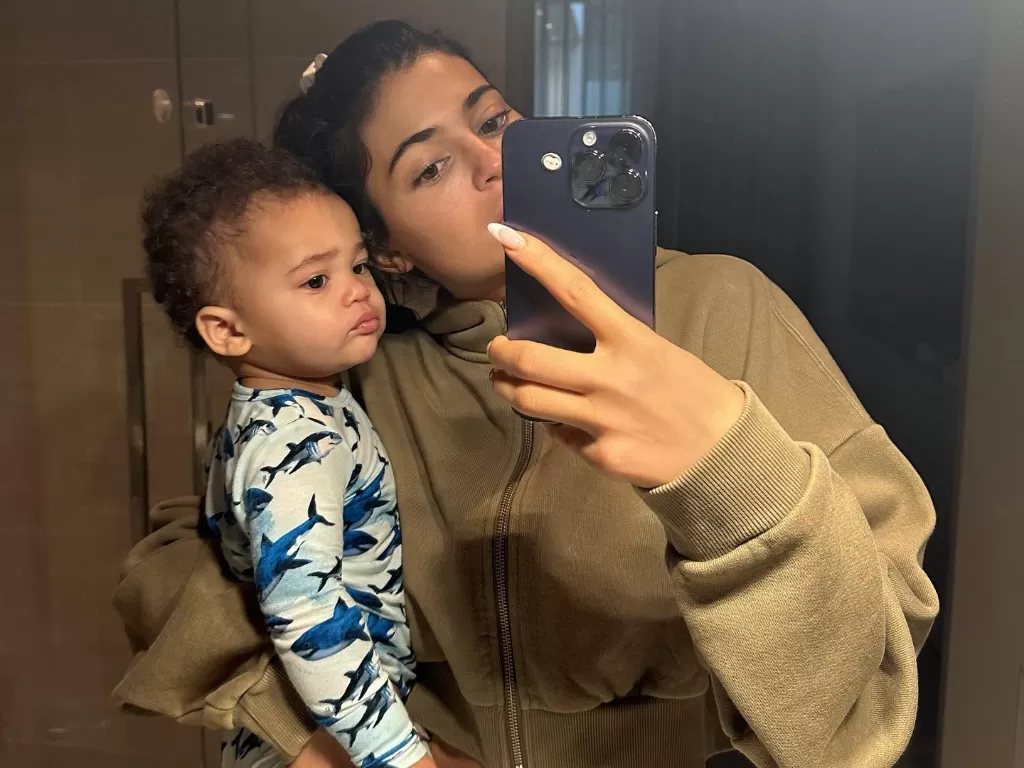 Kylie Jenner dan anak keduanya (Instagram/kyliejenner)