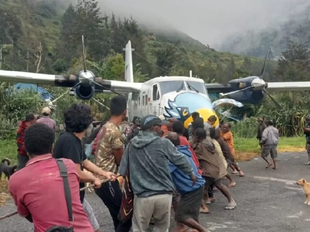 Pesawat milik SAM Air dengan nomor penerbangan PK-SMS, Senin (23/1/2023) tergelincir di lapangan terbang Beoga, Kabupaten Puncak, Provinsi Papua. (FOTO ANTARA/HO-Polres Puncak)
