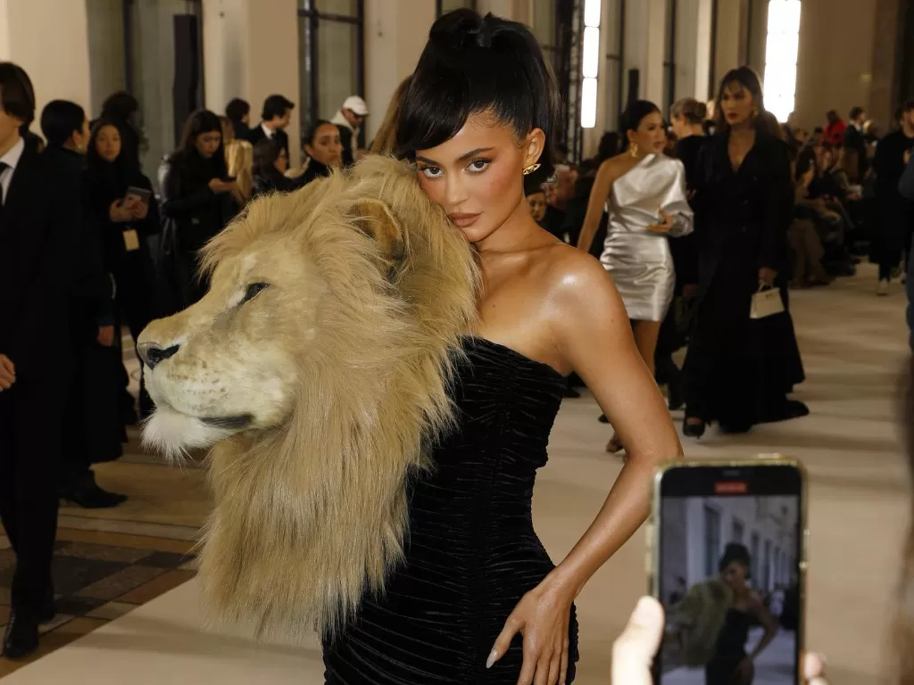 Kylie Jenner pakai dress dengan kepala singa (Instagram/kyliejenner)