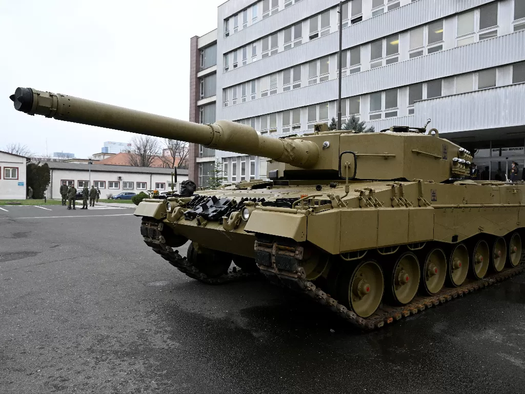 Jerman memberi restu pada Polandia untuk mengirimkan tank Leopard 2 ke Ukraina menghadapi serangan Rusia. (REUTERS/Radovan Stoklasa)