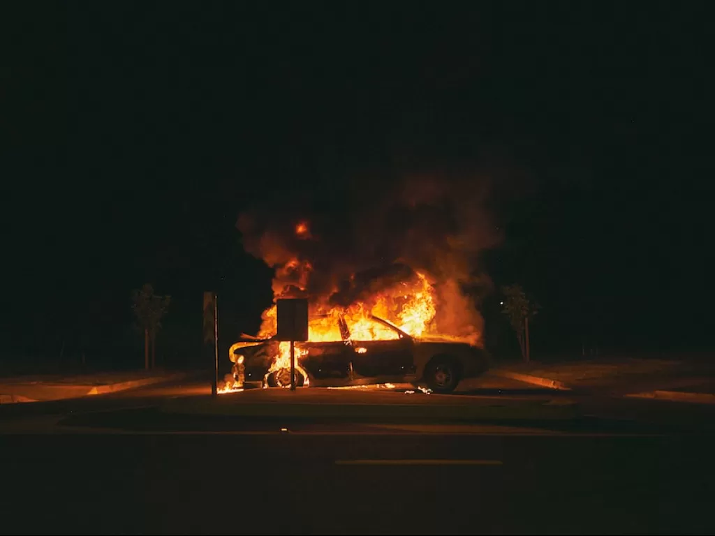 Ilustrasi mobil terbakar (unsplash.com)