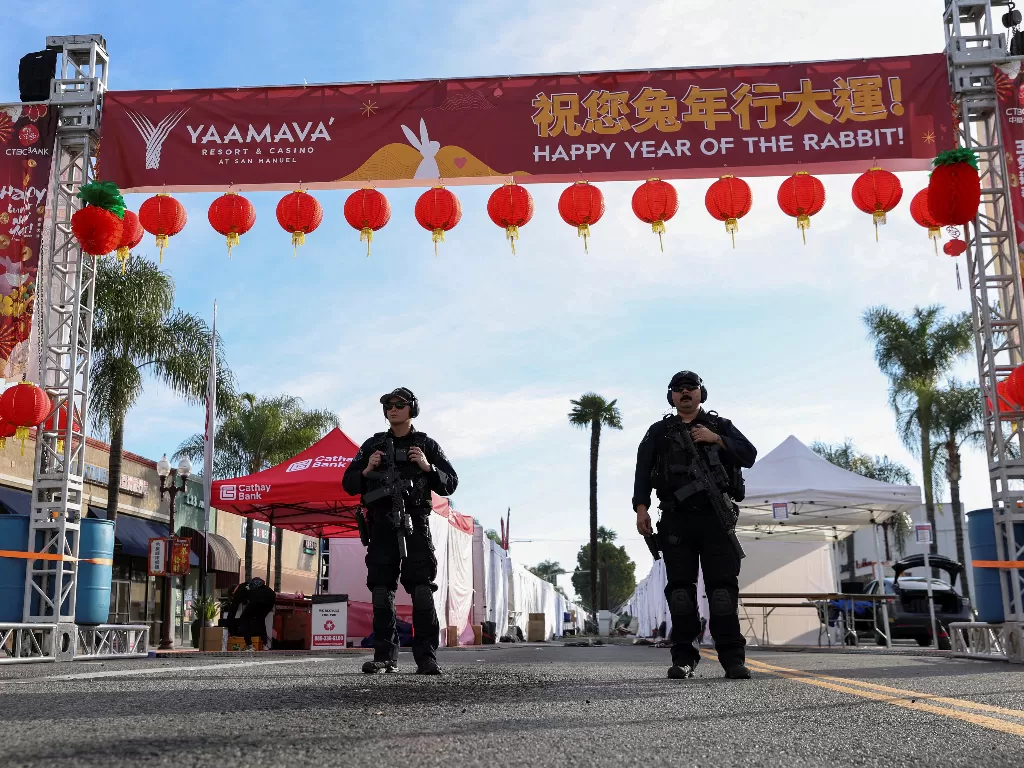 Petugas kepolisian menjaga area dekat lokasi penembakan yang terjadi saat perayaan Imlek, di Monterey Park , California, AS 22 Januari 2023. (REUTERS/Mike Blake)