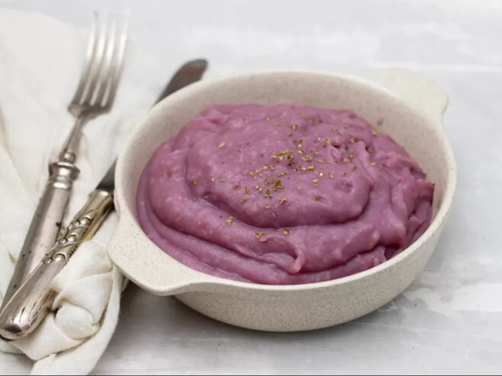 Ilustrasi purple mashed potato. (FREEPIK/nataliamylova)