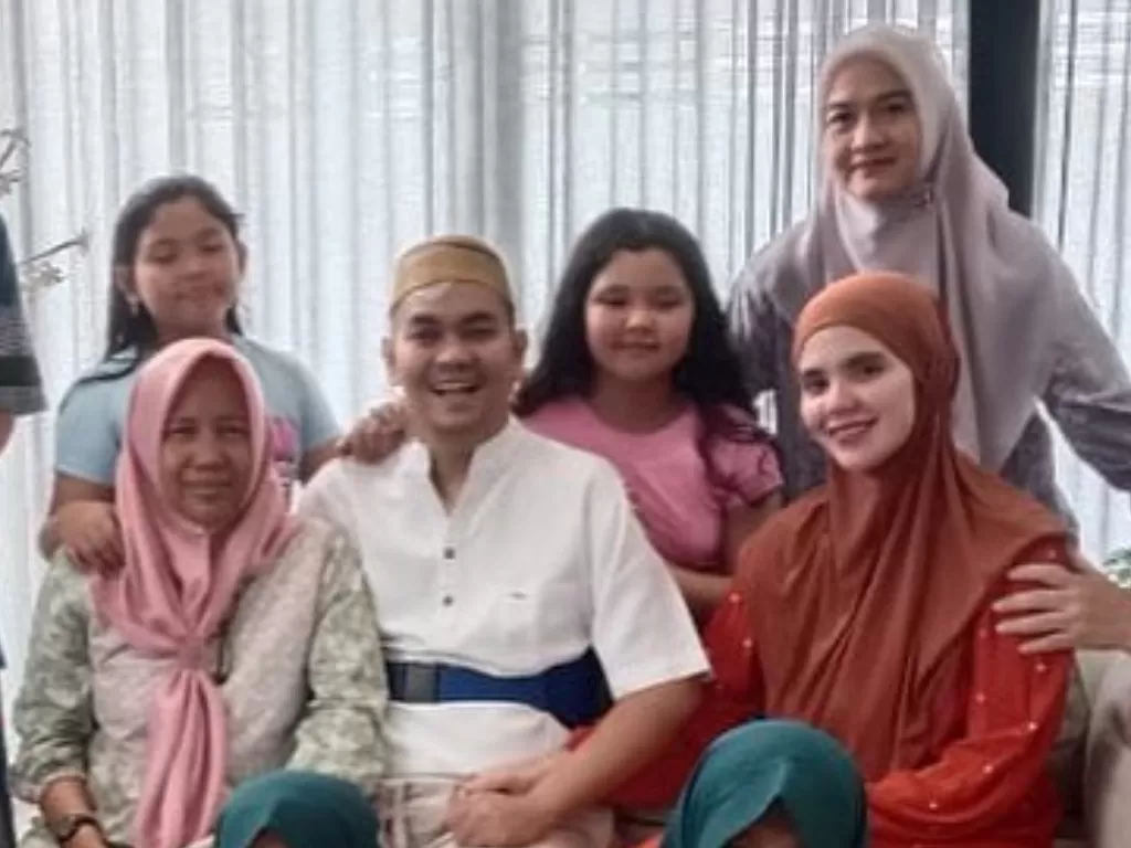 Indra Bekti berkumpul bareng keluarga (Instagram/dhila_bekti) 