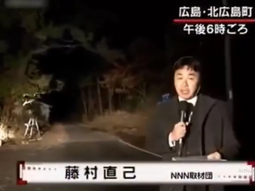 Seorang wartawan yang sedang menyiarkan berita di lokasi penemuan mayat Miyako Hiraoka. (Twitter/@shiroi_tanpopo_)